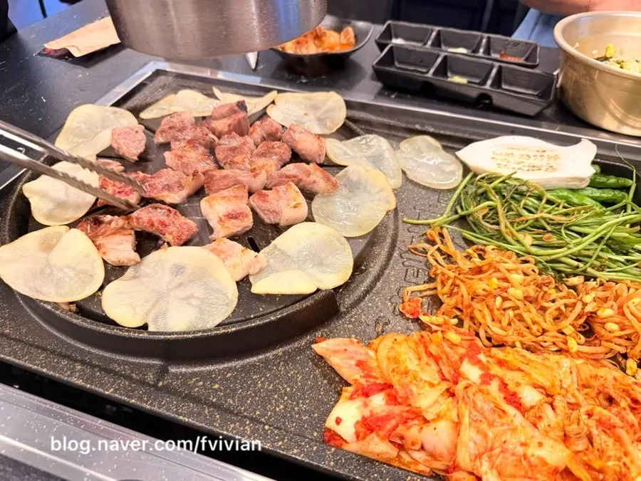 고기에 김치와 콩나물을 곁들인 쌈
