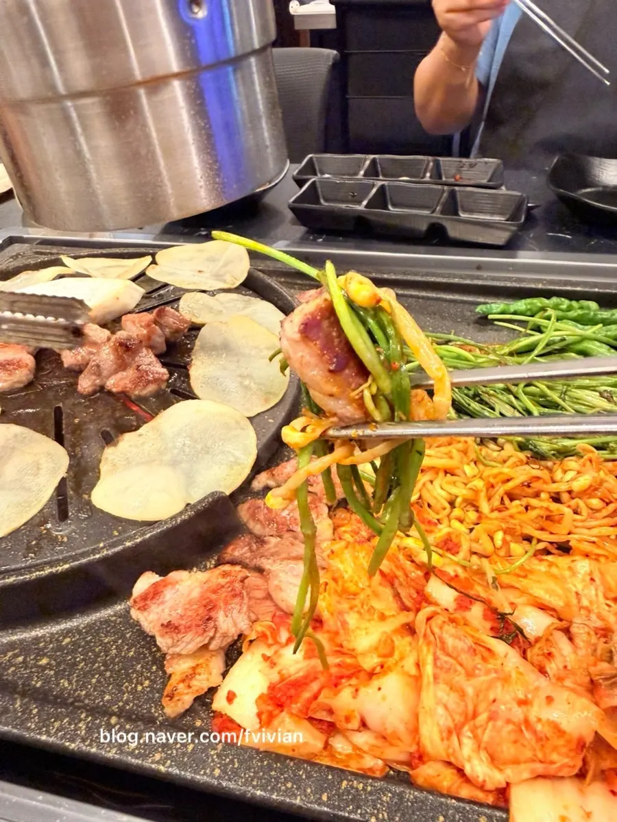 곁들임과 함께 먹는 꽃목살 한 입