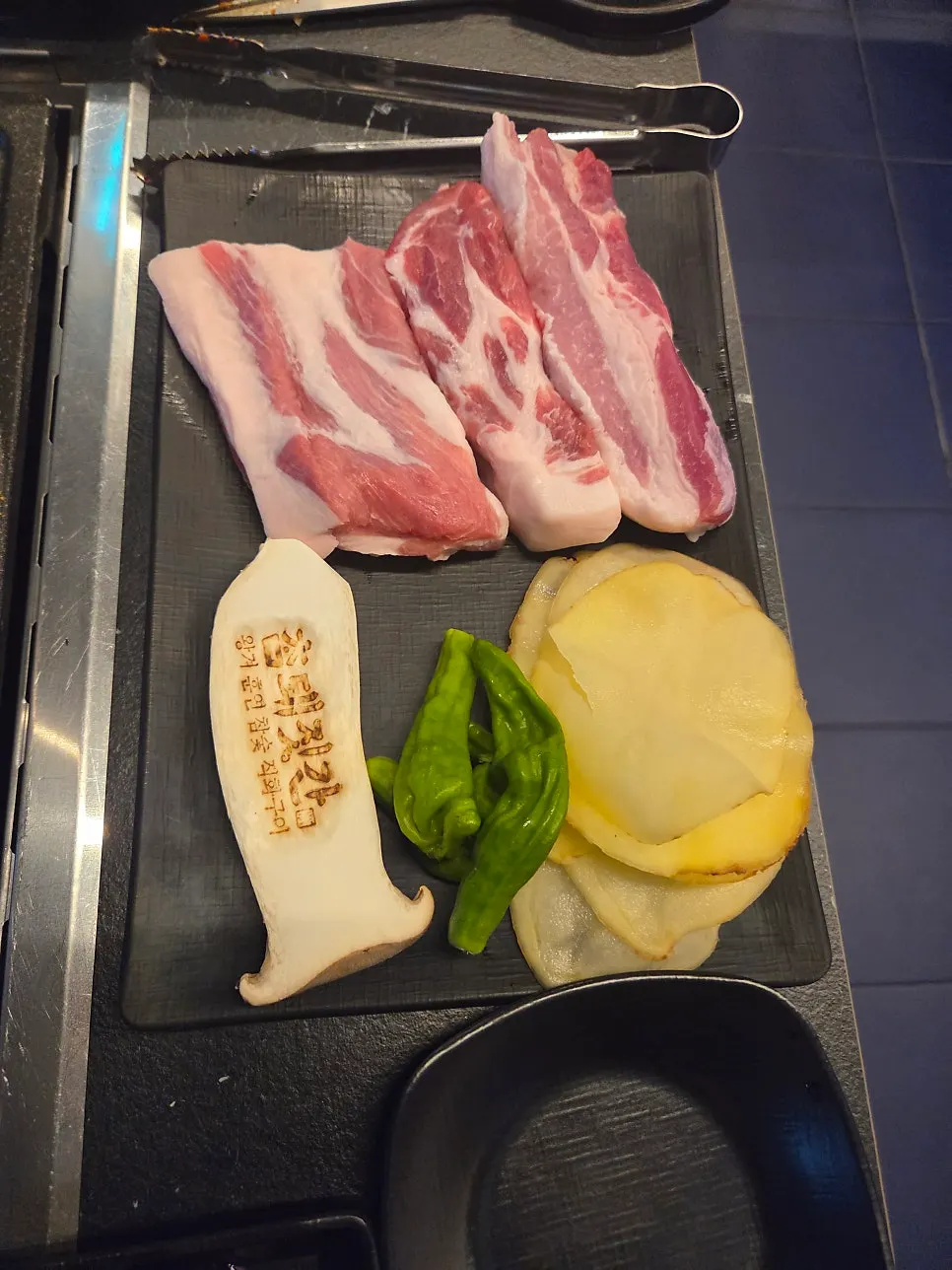 쌈 채소와 밑반찬 구성