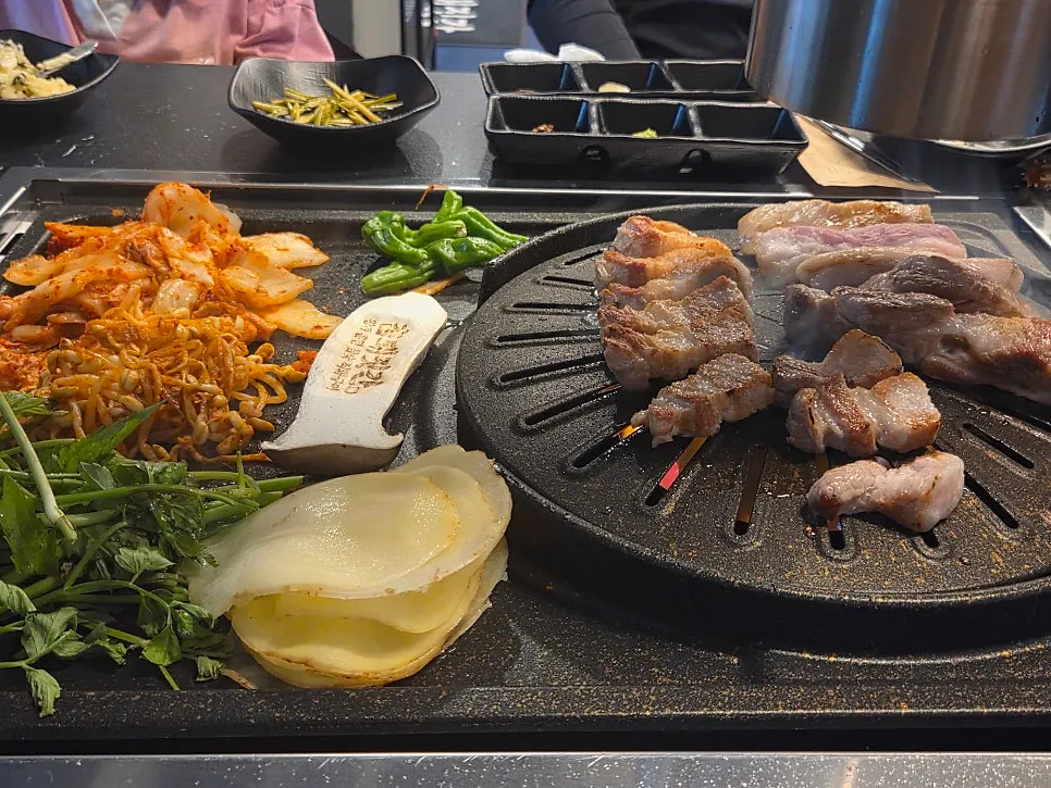 왕겨 훈연향을 더한 돼지고기