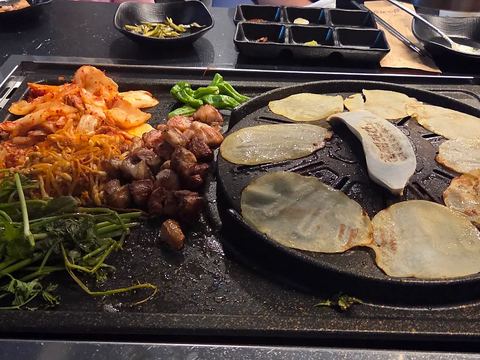 깻잎과 야채를 곁들인 고기