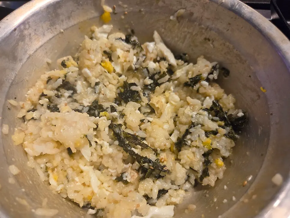 계란 두 개를 올린 마가린간장계란밥