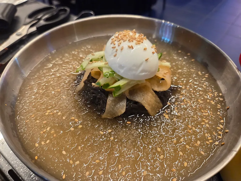 불판 야채를 넣은 볶음밥