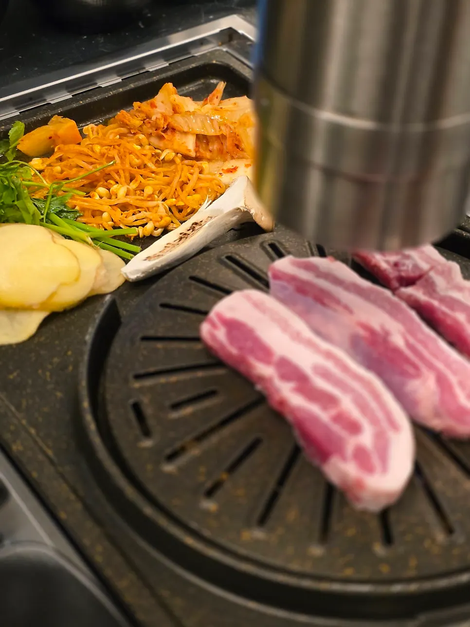 왕겨를 사용한 훈연 불판 구조