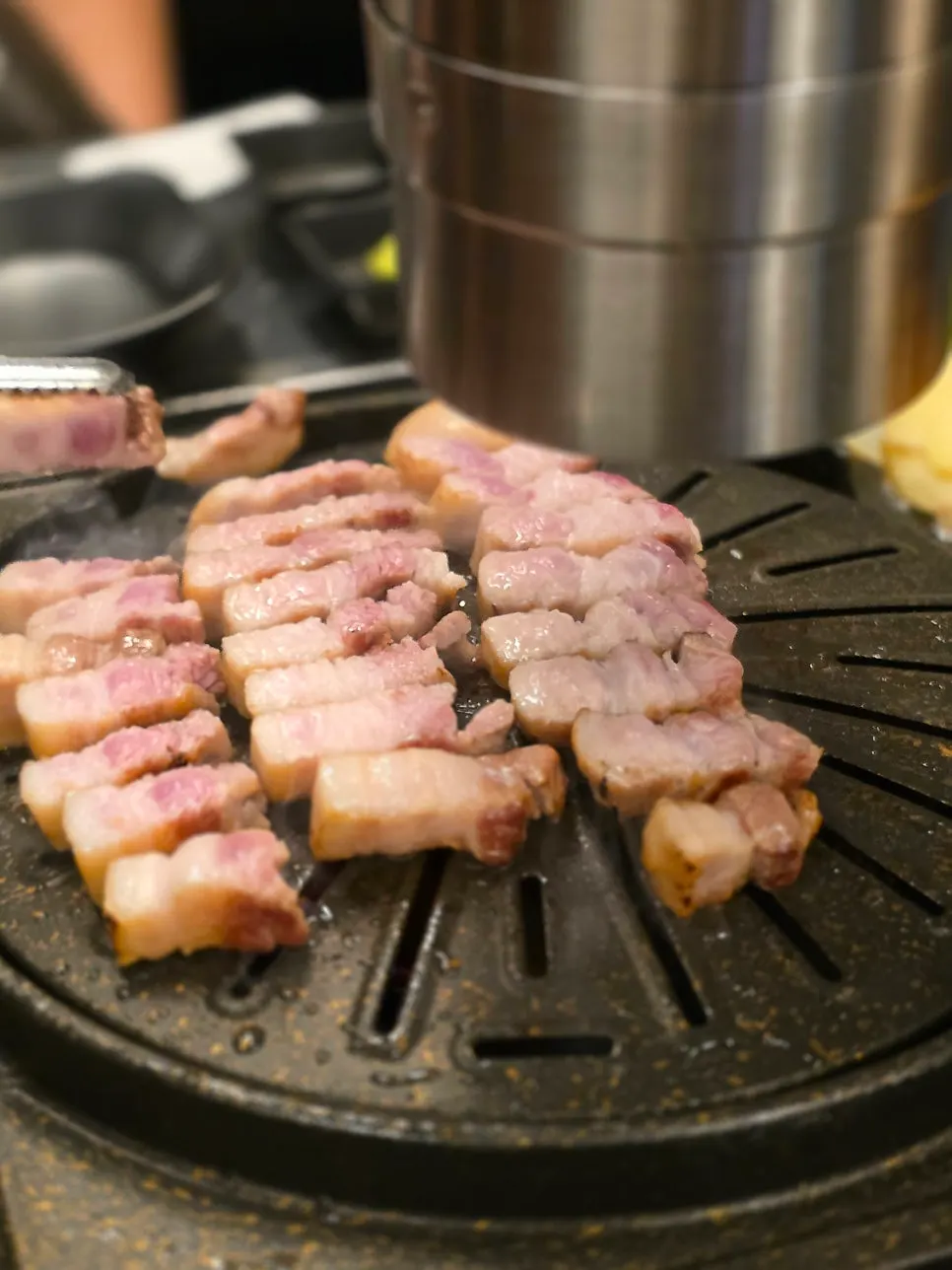 직원이 구워주는 두꺼운 삼겹살
