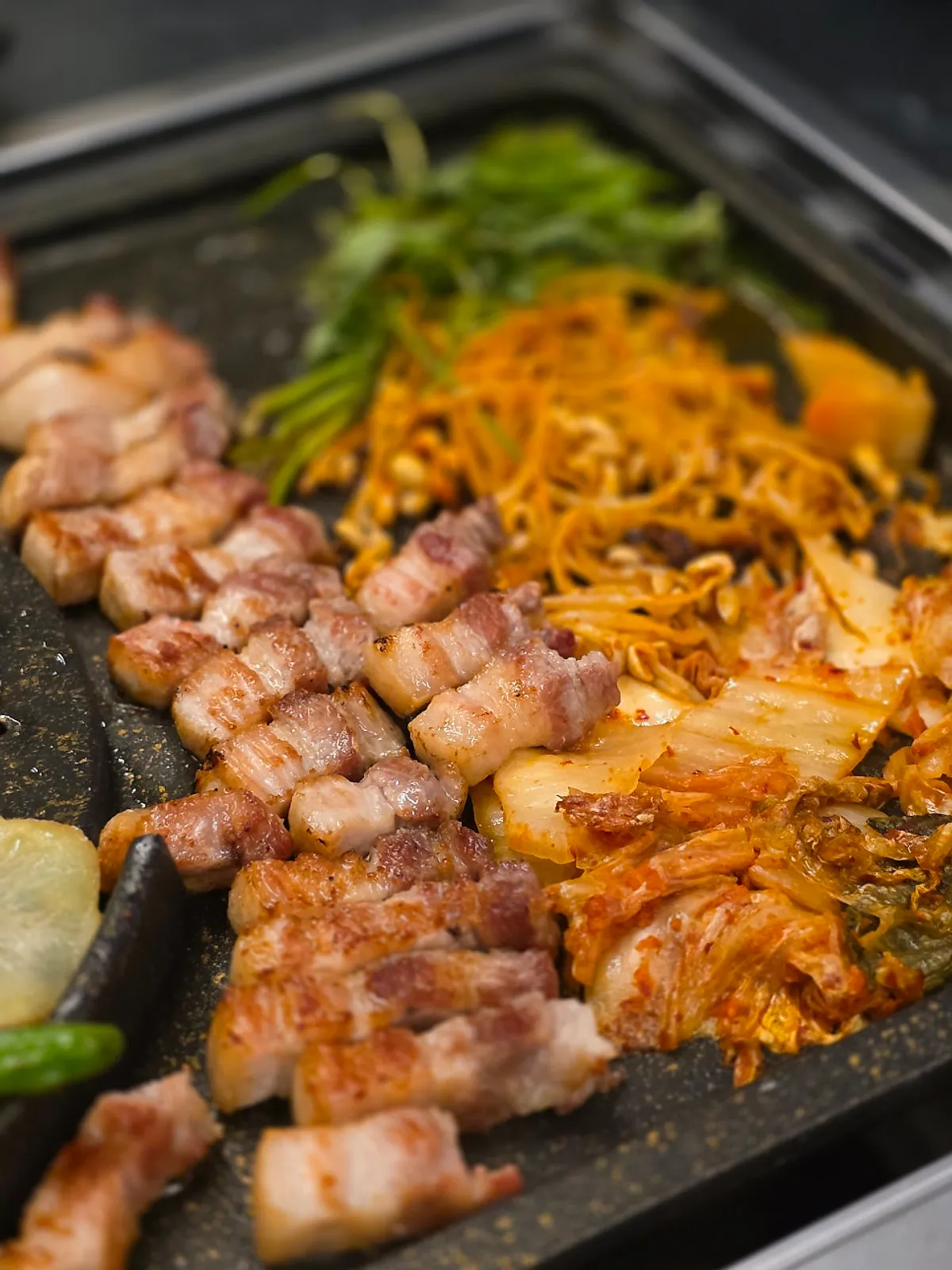 구워진 삼겹살과 된장찌개 상차림