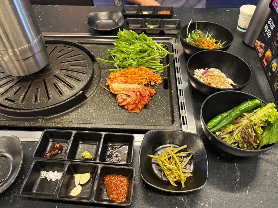 참돼짓간 천안두정점 기본 상차림과 소스 네 가지