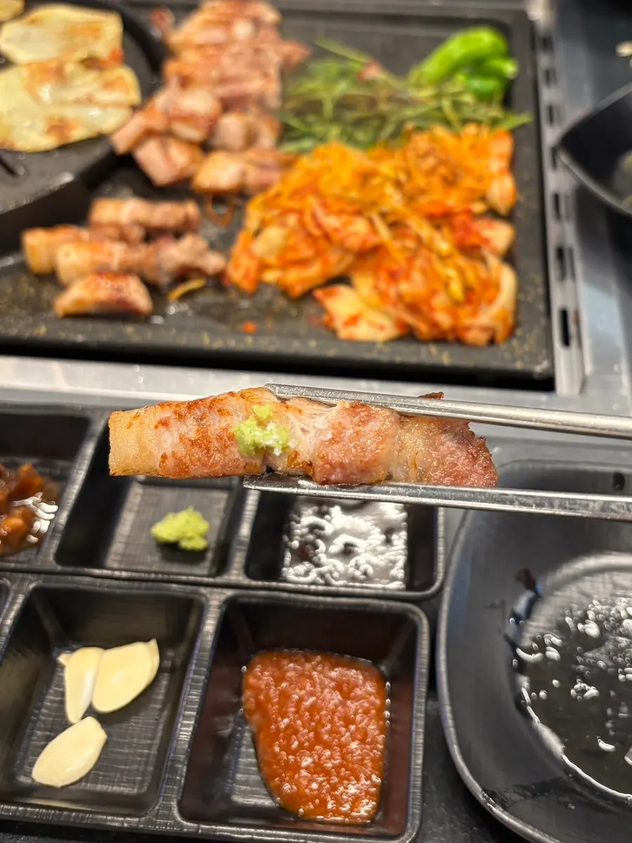 소금과 와사비를 곁들인 삼겹살 한 점