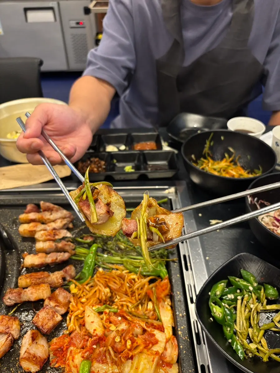 구운 감자에 삼겹살·버섯와사비·마늘쫑 올린 감자쌈