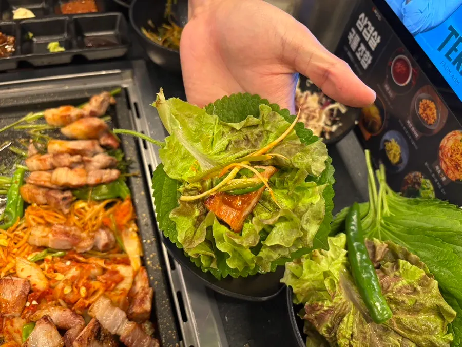상추와 깻잎에 싸 먹는 삼겹살 쌈