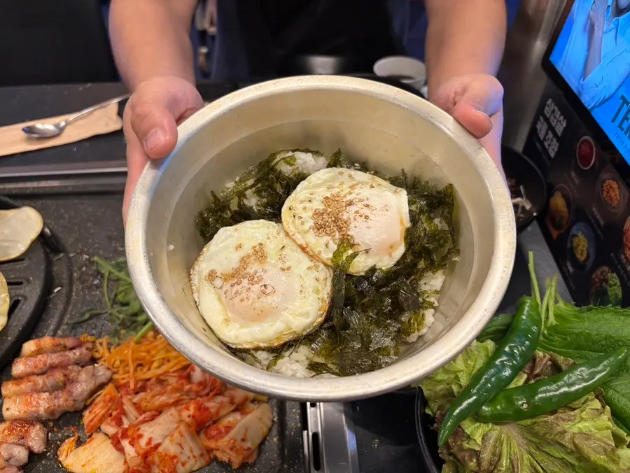 눌러 먹는 볶음밥 마무리