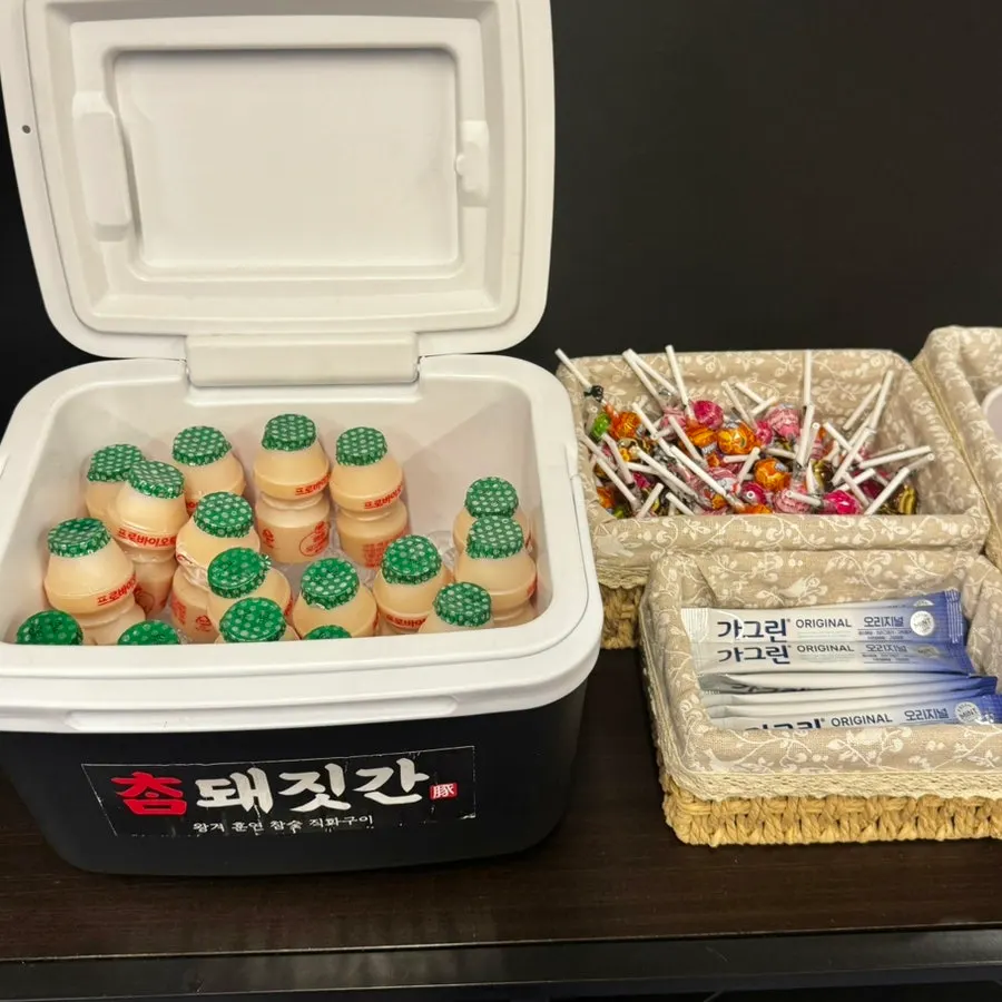앞치마와 편의용품이 놓인 서비스 공간