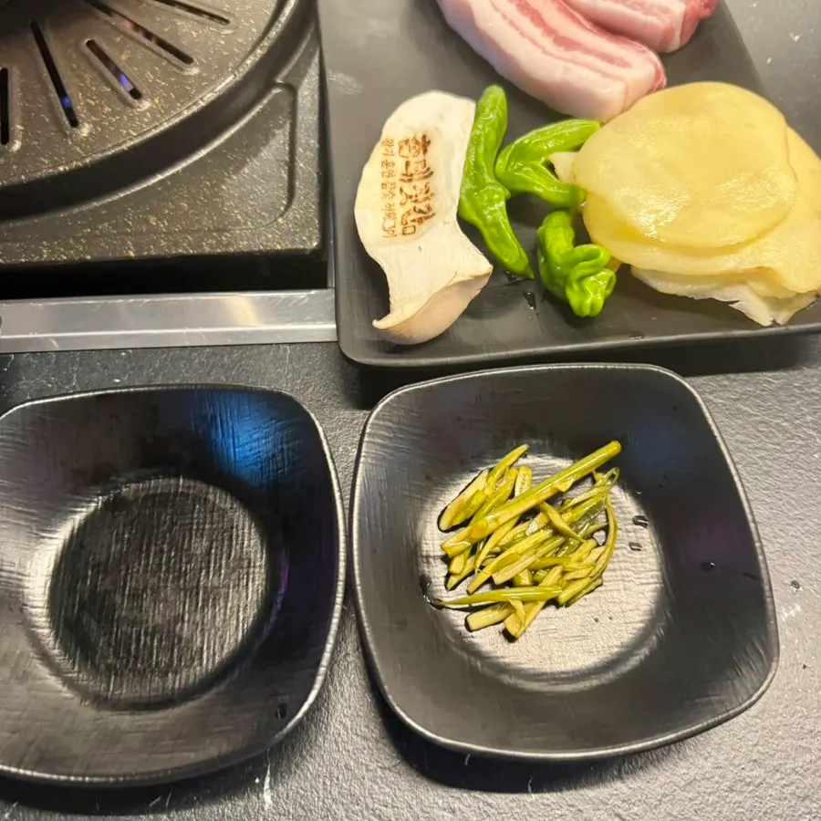 참숯 불판에 올린 삼겹살