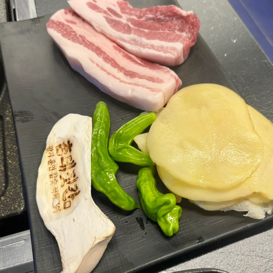 왕겨 훈연 삼겹살 굽는 모습