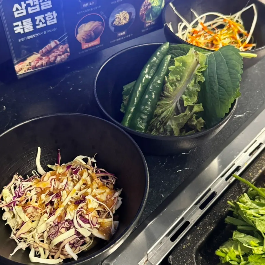 구운 삼겹살과 곁들이 반찬