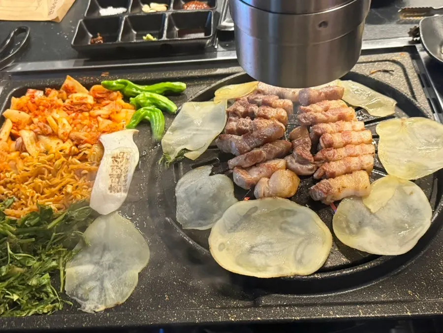 삼겹살과 감자쌈 곁들임 접시