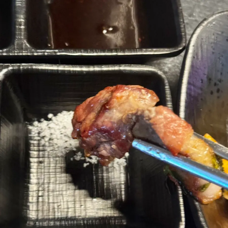 구운 김치와 삼겹살 조합