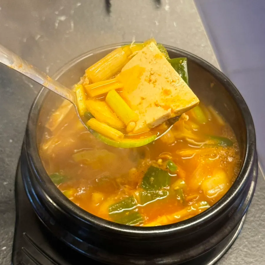 불판 위 삼겹살과 야채
