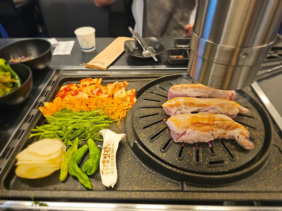 먹기 좋게 잘라주는 삼겹살