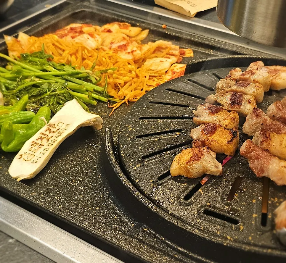 노릇하게 구워진 삼겹살 한 점