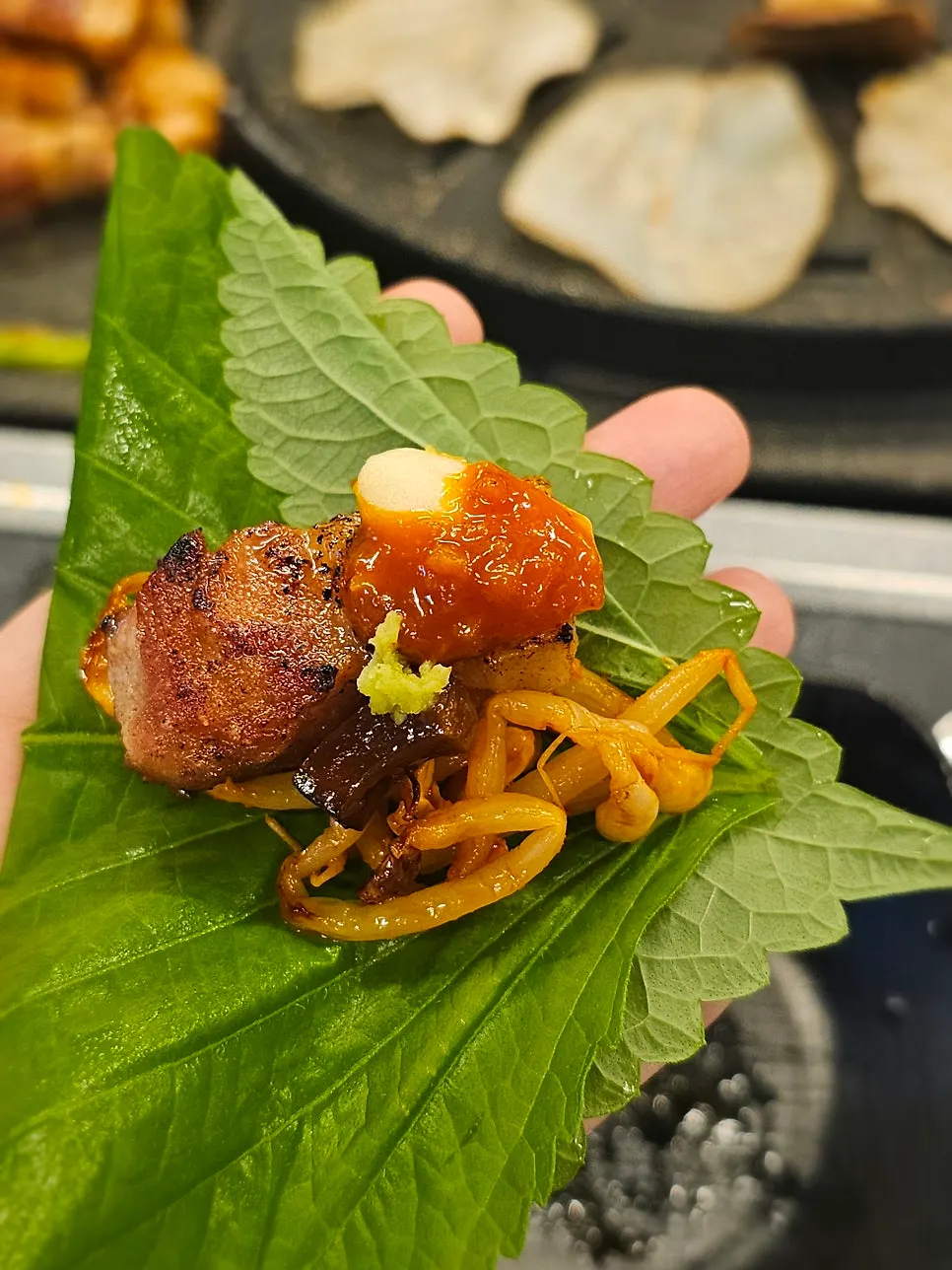 깻잎에 고기와 구운 채소를 올린 쌈