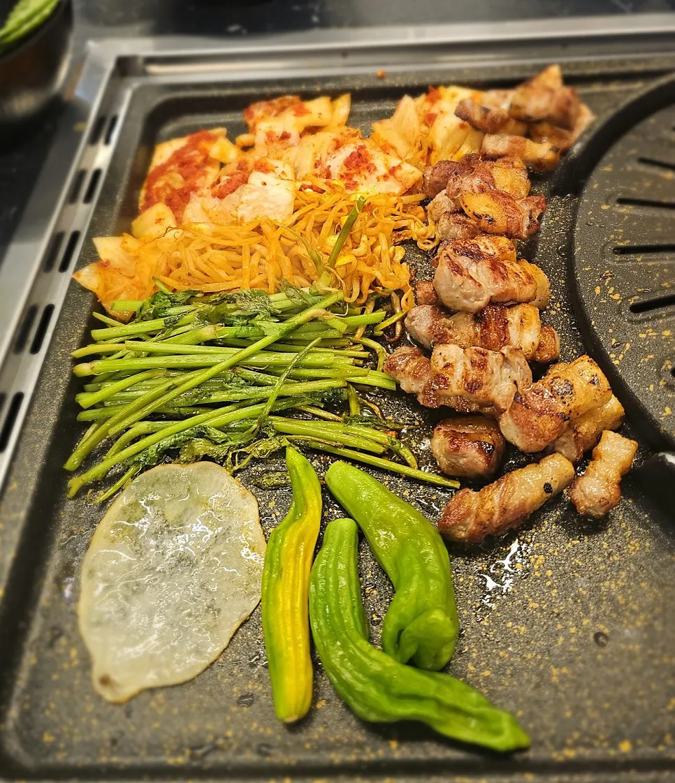 불판에서 노릇하게 익은 곁들임 채소