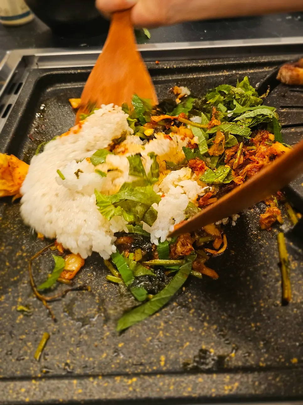 밥과 김치를 넣기 직전의 불판
