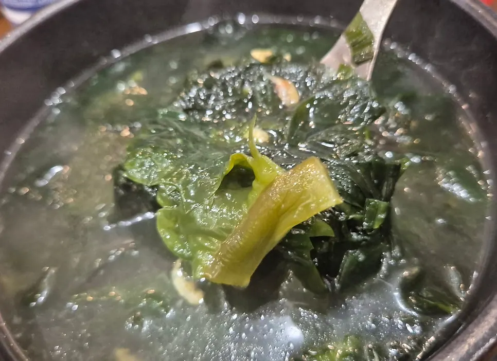 다양하게 깔린 횟집 밑반찬