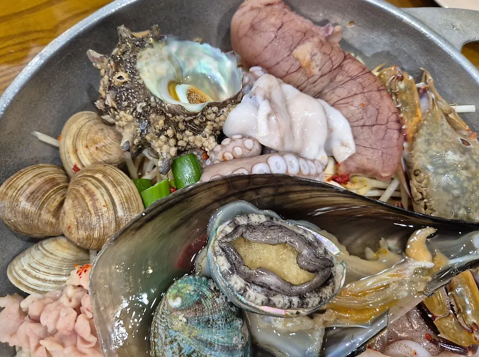 여러 종류가 담긴 모듬회 접시
