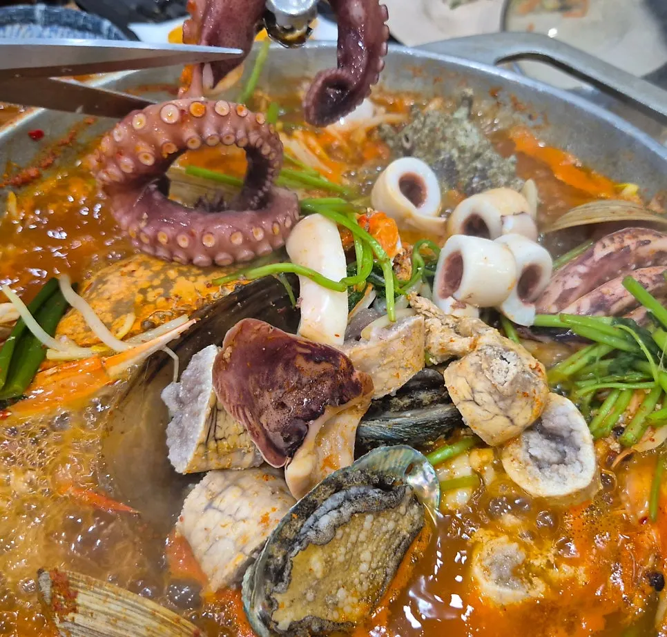 끓고 있는 해물탕과 미나리