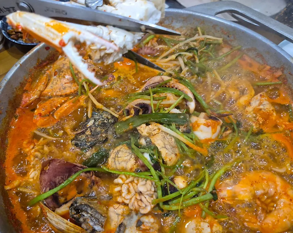 회와 해물탕이 함께 차려진 모임 상차림