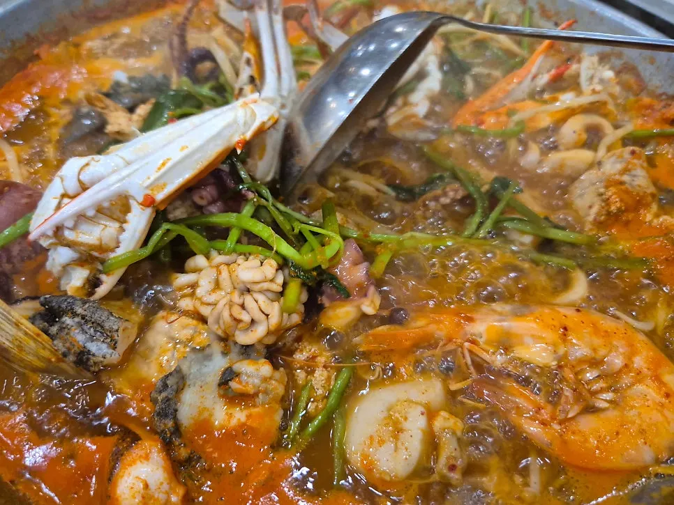풍성하게 채워진 테이블 전체