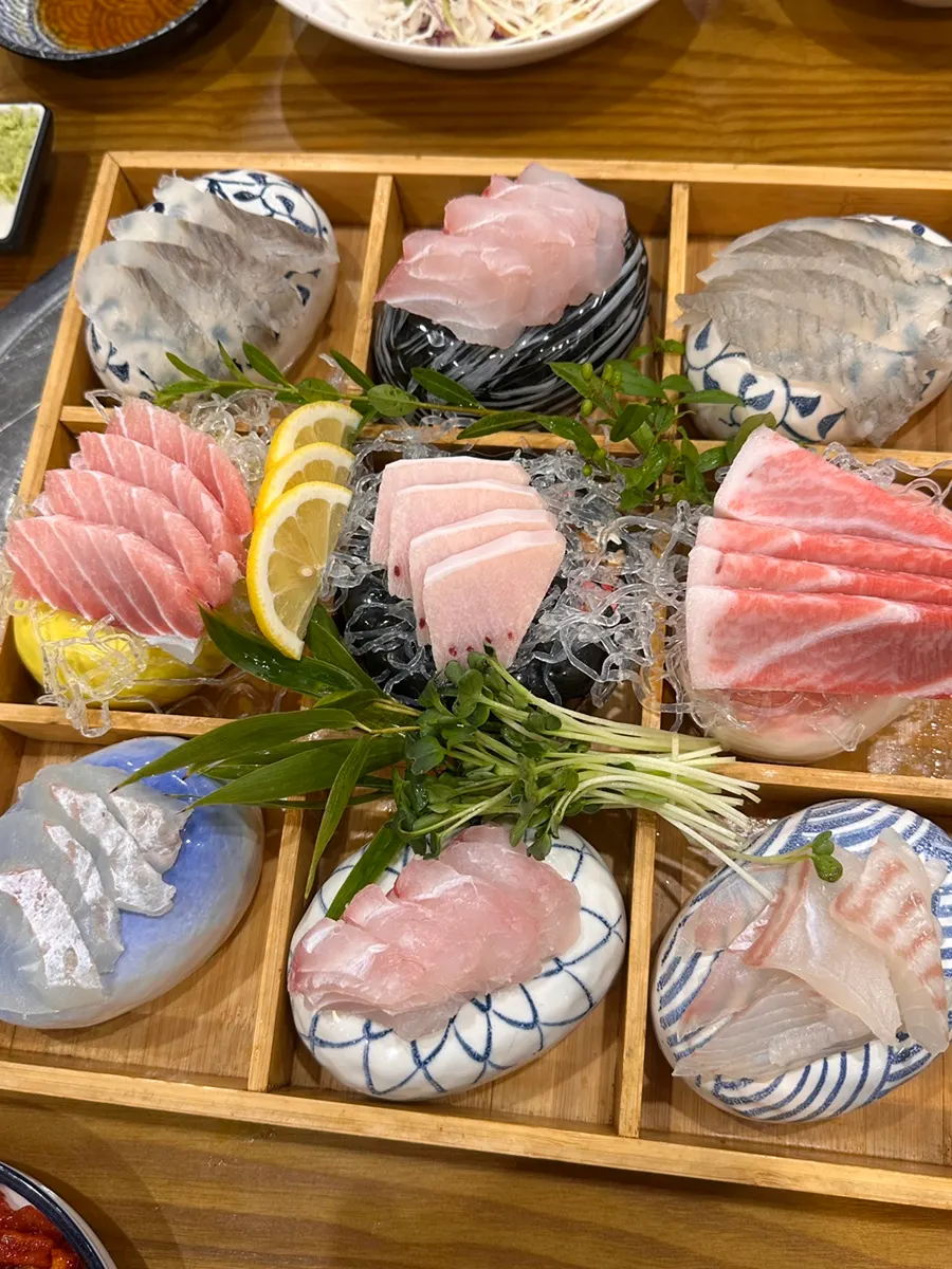 Plate of assorted sashimi with several cuts