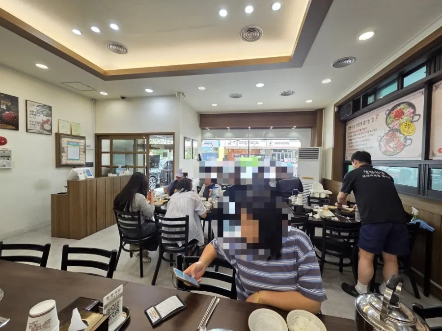 Airy main dining hall at Cheongwon Restaurant
