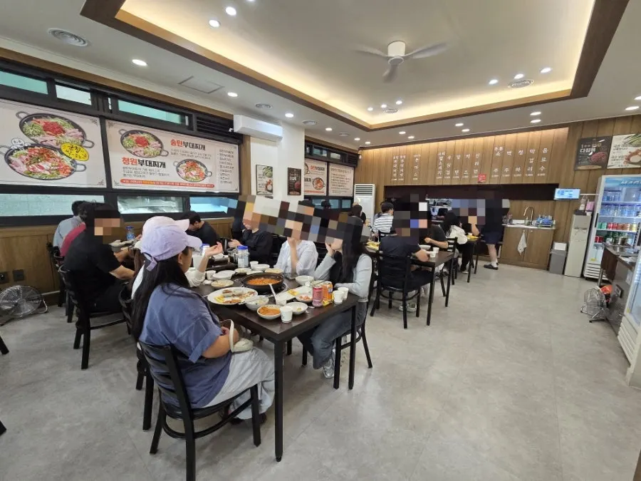 Cheongwon Restaurant dining hall filled with guests