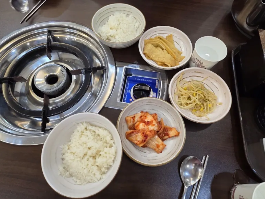 Basic side dishes served with Songtan budae-jjigae