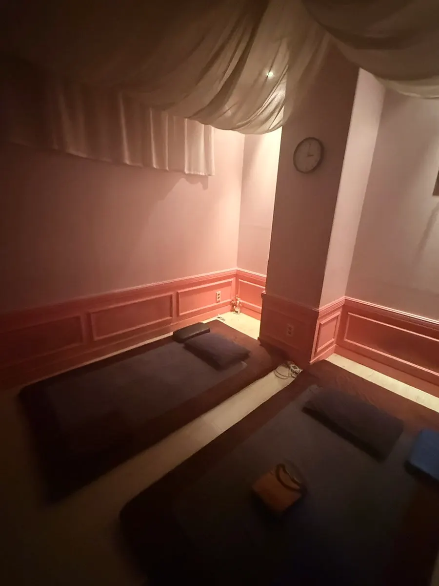 따뜻하게 데워진 아로마 관리 베드