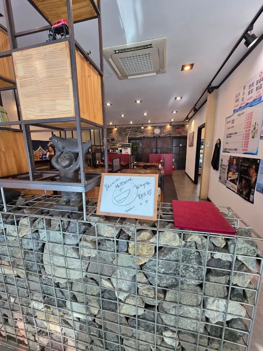 동해바다횟집 넓은 매장 좌석 사진