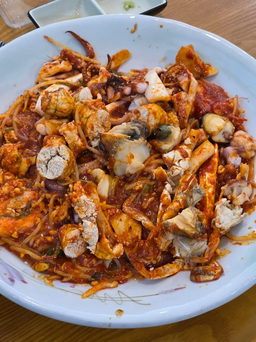 다양한 해산물이 담긴 해물찜 사진