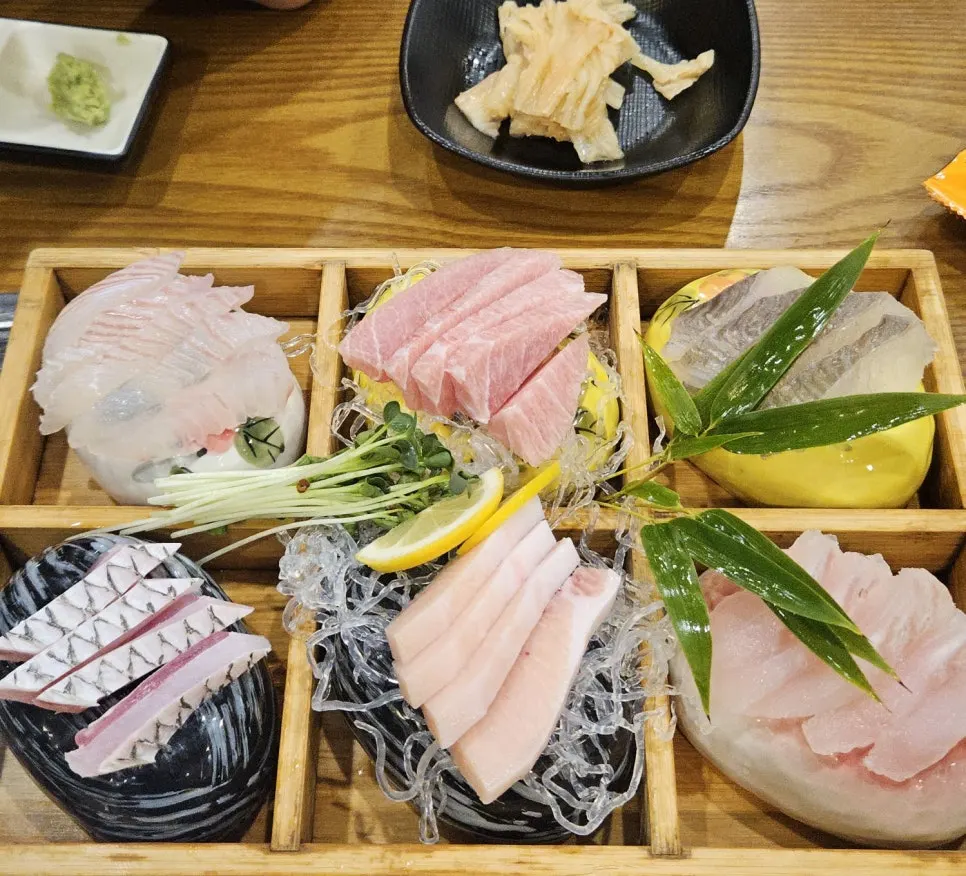 Donghae Bada Hoetjip assorted sashimi and seafood stew course