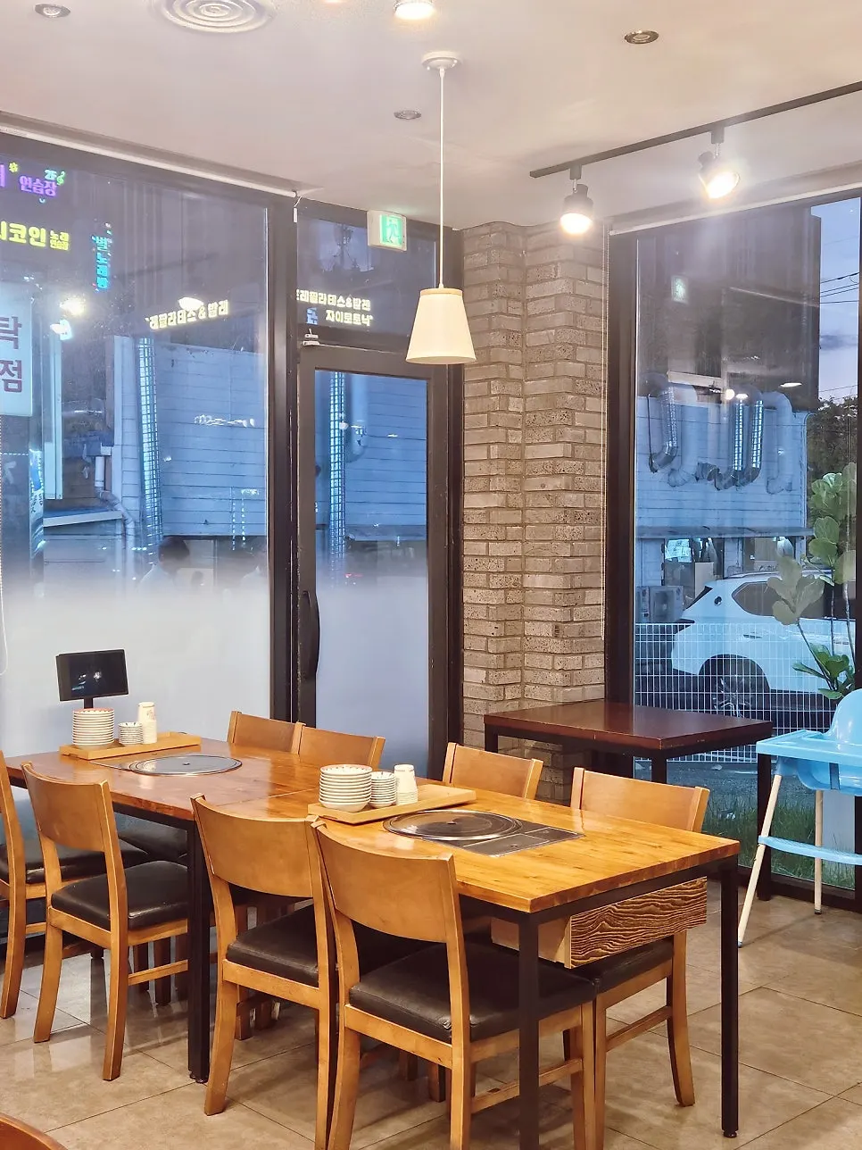Spacious tables at Donghae Bada Hoetjip
