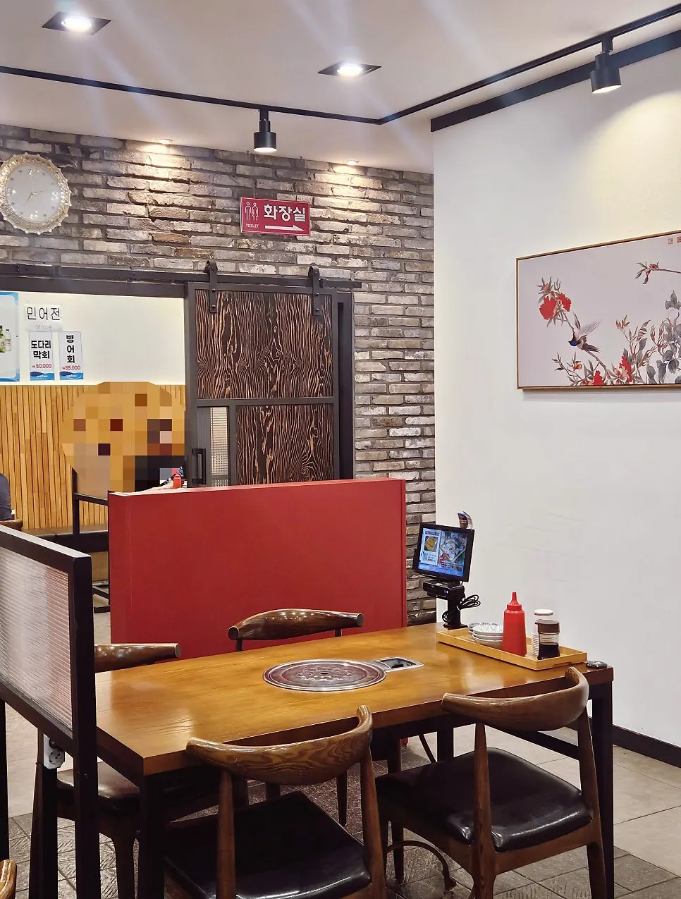 Seafood restaurant interior for group gatherings