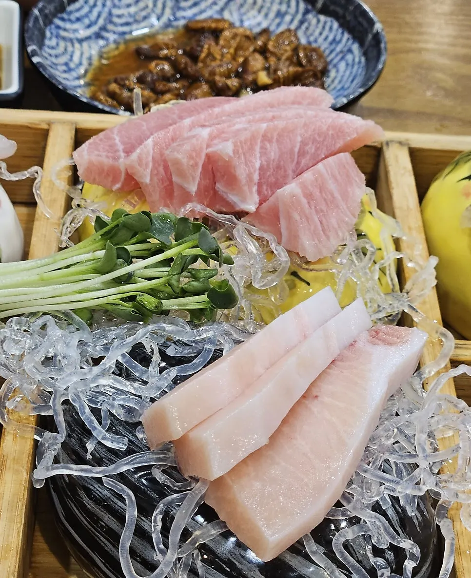 Assorted sashimi with sea bream, flounder, tuna belly, and rockfish