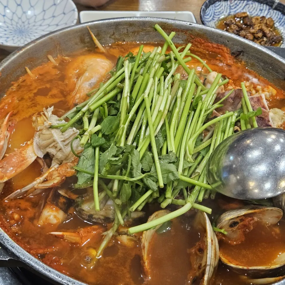 Seafood stew in the assorted sashimi course