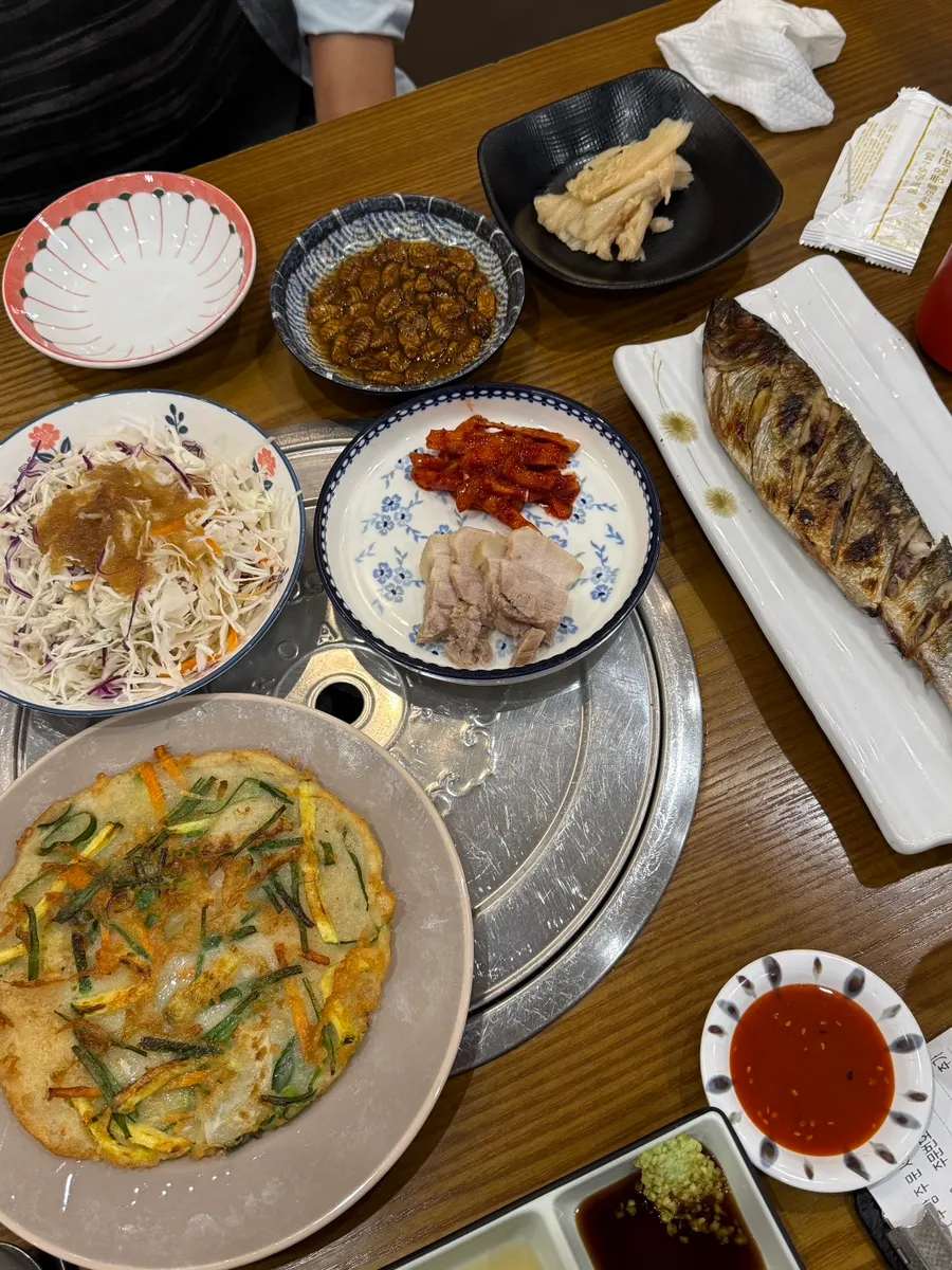 테이블과 유아용 의자가 있는 실내