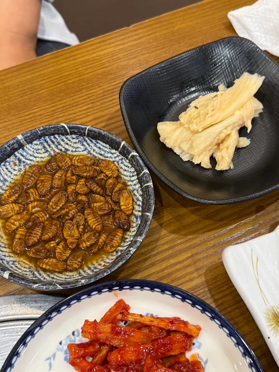 반찬과 샐러드가 놓인 기본 상차림