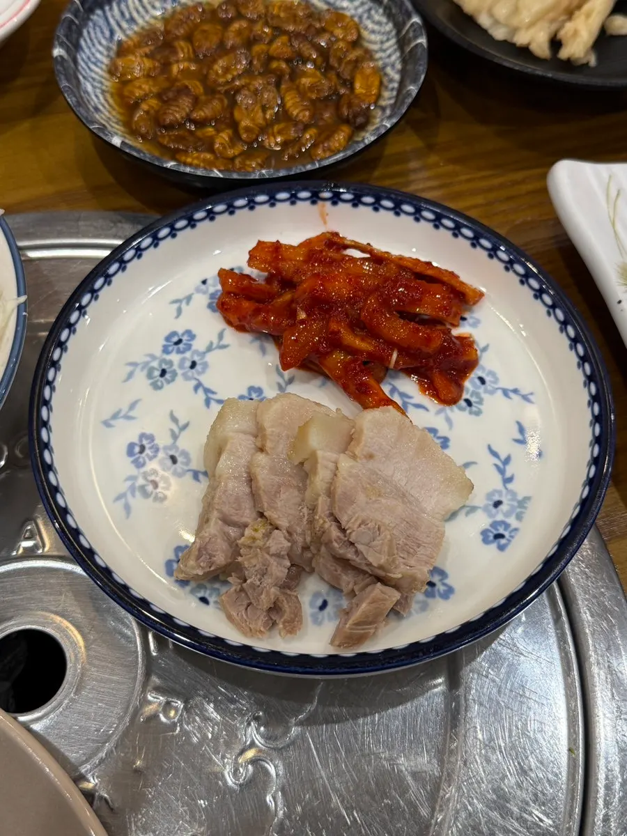 생선구이와 전이 포함된 기본 음식