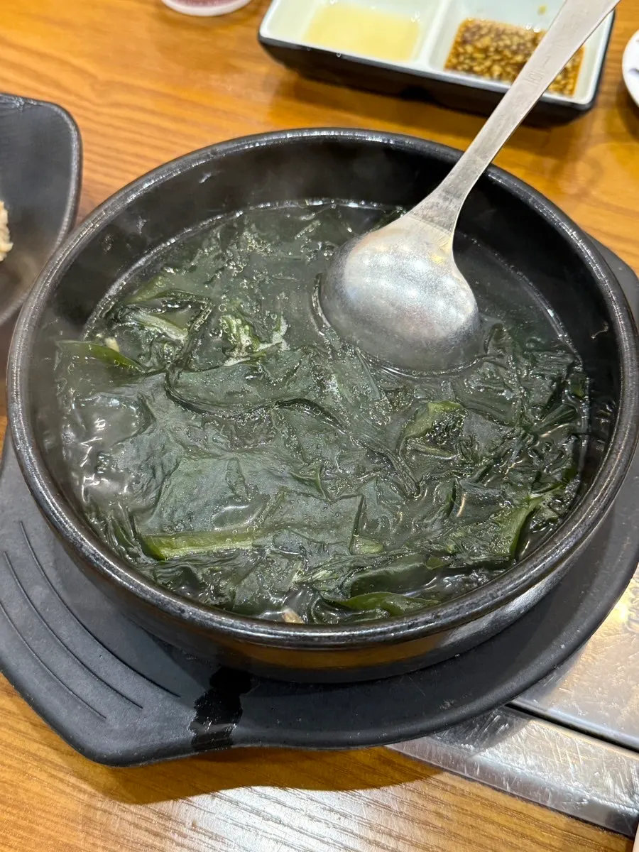 미역국과 반찬으로 채워진 테이블