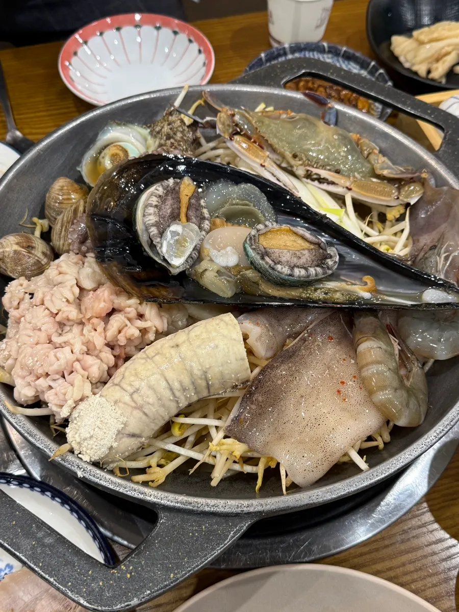 커다란 냄비에 담긴 해물탕