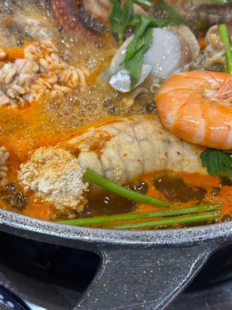해산물 감칠맛이 우러나는 해물탕